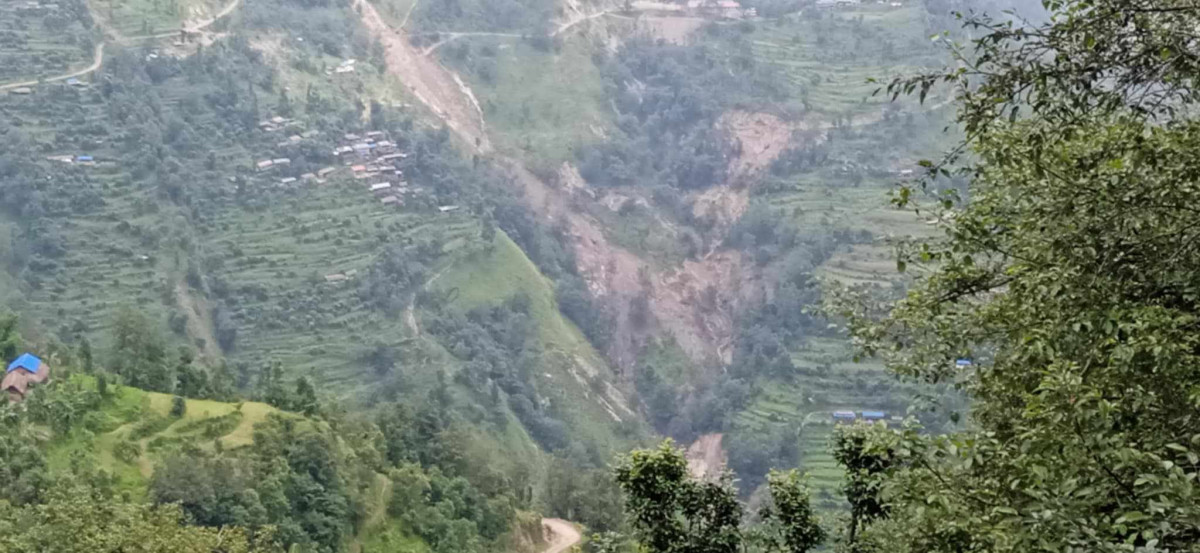 बाढी पहिरोका कारण दुनामका ६५ घरधुरी त्रिपालमुनि