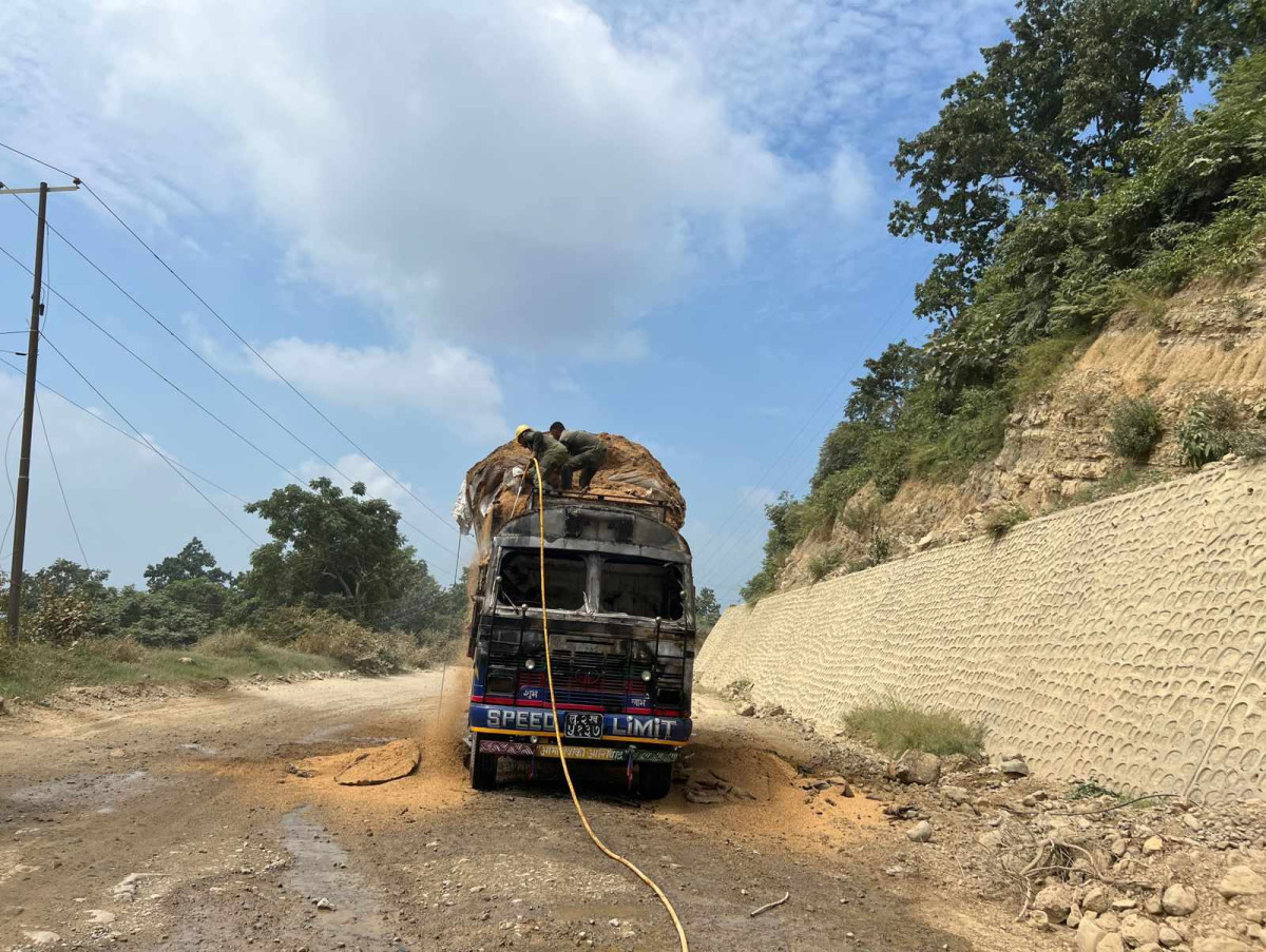 दाउन्ने जंगलमा भुस बोकेको ट्रकमा आगलागी