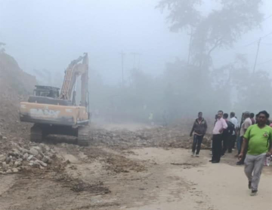 दाउन्ने सडक दुई तर्फी खुल्याे, भासिने सम्भवना कायम