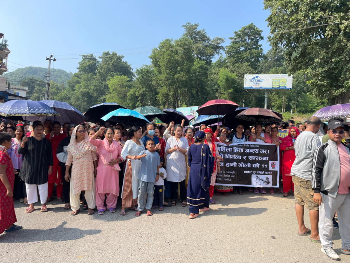 आठ बर्षिया बालिकामाथि करणी भएपछि राजमार्ग अवरुद्ध गरेर कारबाहीको माग