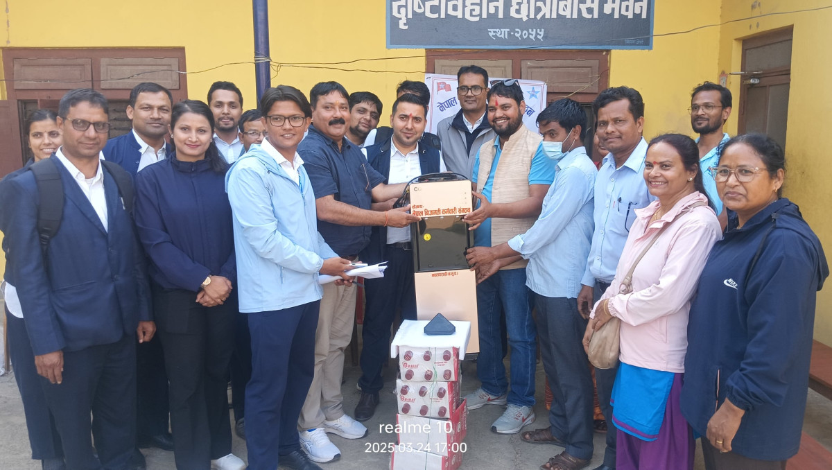 निजामती कर्मचारी संगठनद्धारा दृष्टिबिहीन बिद्यार्थीलाई  वाटर डिसपेन्सर,बोतल बितरण