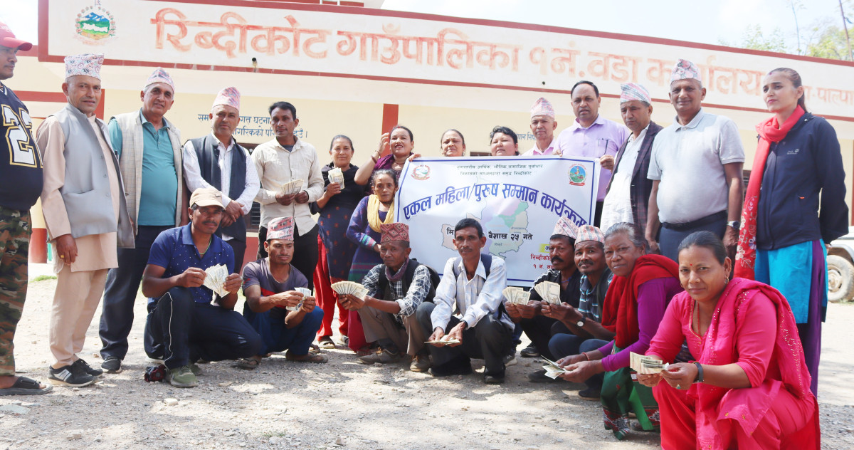 विवाह नगरी बसेका  महिला र पुरुषहरू सम्मानित