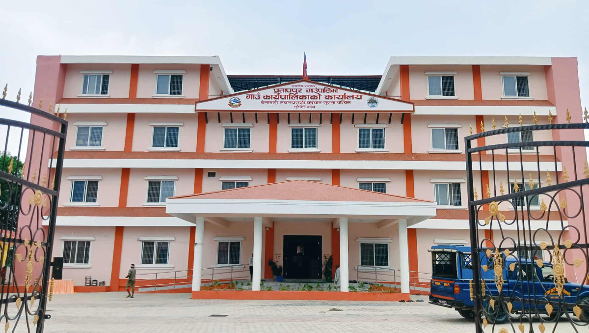 साढे ११ कराेडकाे आफ्नै प्रशासनिक भवनबाट प्रतापपुर सेवा प्रवाह शुरु