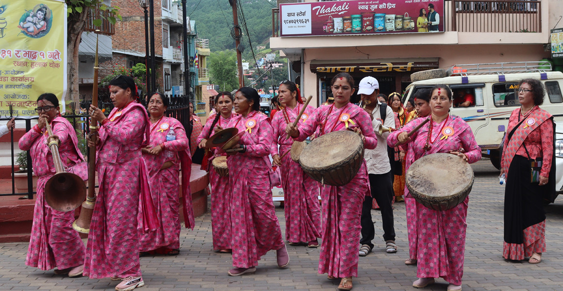 महिलाहरूले बाजा बजाएर कमाउँछन् लाखौ रुपैयाँ