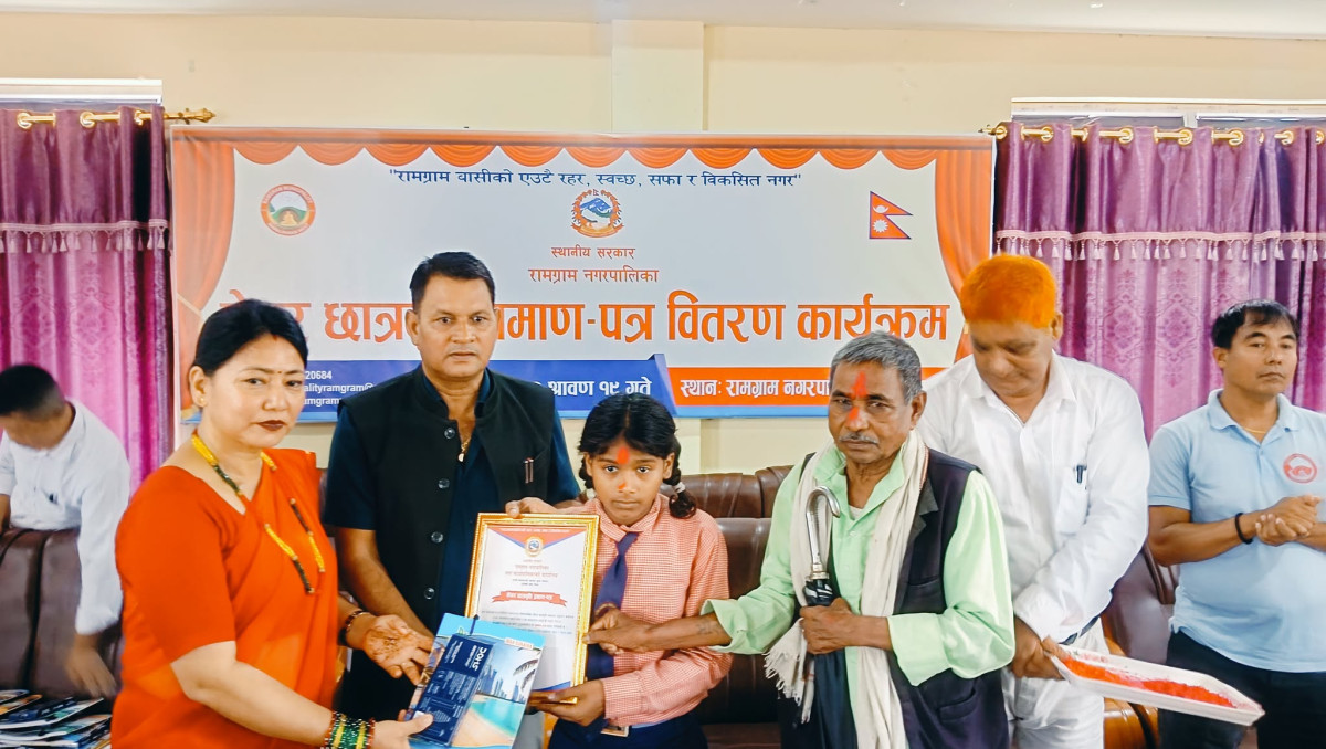 रामग्रममा मेयर छात्रवृत्तिबाट २५० बिद्यार्थीलाई शैक्षिक सामाग्री