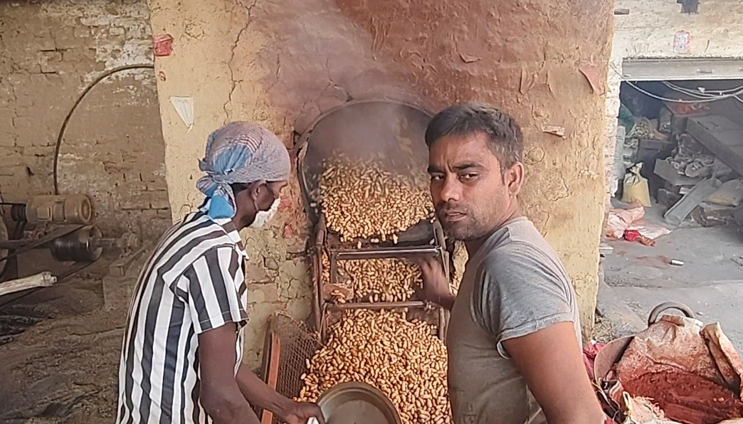 जाडोको सुरुवातसँगै बदाम भुट्नमा व्यस्त राजभर