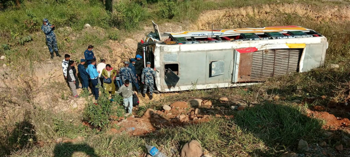 नवलपुरमा बस दुर्घटना, २० बढी यात्रु घाइते