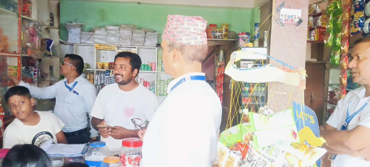 निरमा स्टोर्स एलपी ग्याँस २० रूपैयाँ बढी  मूल्य लिएको